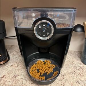 Whisker Feeder-Robot